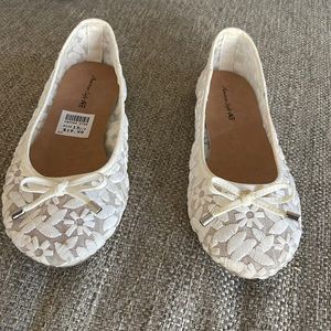 Cute off white Easter shoes size 13 1/2 young girls.
